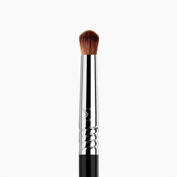 Sigma Beauty - E34 DOMED UTILITY™ BRUSH - Picture 1 of 3